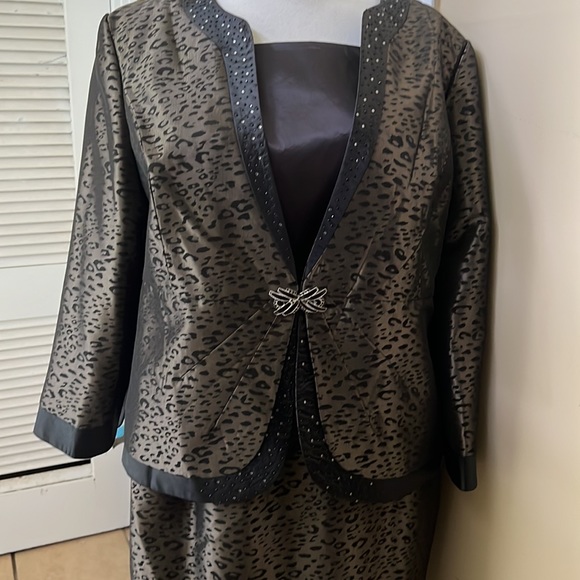 Mia Suits Collection Suit - Picture 2 of 10